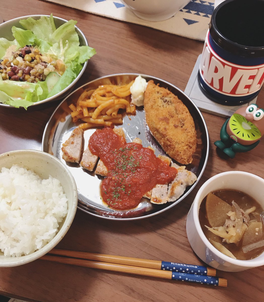 まいまい 今日はポークソテー 盛り付けの才能が無いので真ん中のおかずのお皿がめっちゃ茶色 ブロッコリーでも添えるべきだったかな