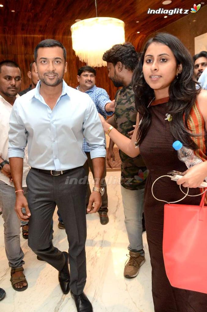 ManiSurya950's tweet photo. โข @Suriya_offl Anna with @vrindaprasad ๐ at yesterday's #BandobastPreReleaseEvent #BandobastFromSep20 #Bandobast #Kaappaan
#singamgroup ๐๐๐๐๐ช https://t.co/jYDJoi7ztx