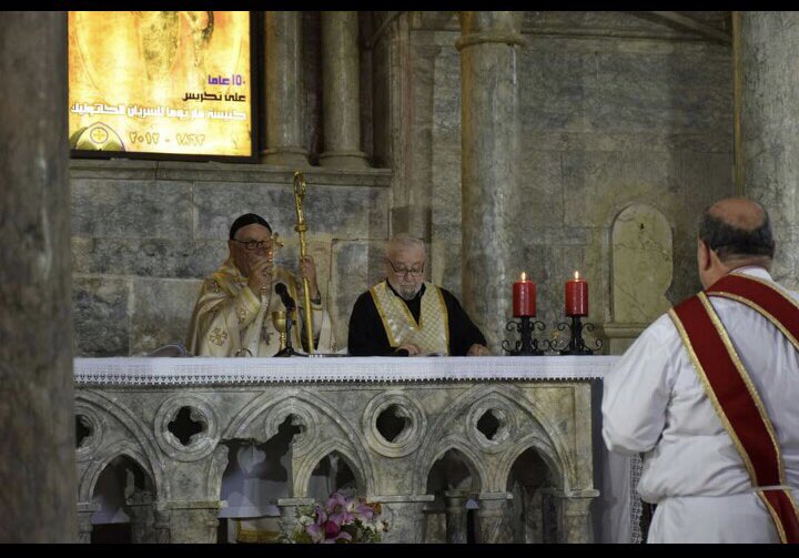 FraterniteIrak's tweet photo. Émouvante fête de la Croix, très populaire chez les chrétiens irakiens, célébrée hier à Mar Toma dans le vieux Mossoul. Grâce à vos dons à @FraterniteIrak, cette église est la seule avoir été réhabilitée pour l’instant dans Mossoul Ouest ravagé par les combats contre Daech... https://t.co/V3uYEpcLdT