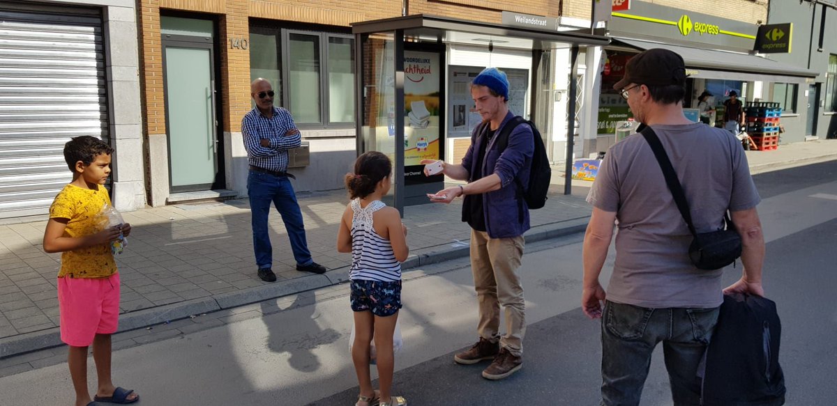 damse_feesten's tweet photo. 🤵🎩 Ha, wie tovert er daar in de straat? Ga 'm zoeken. Nu loopt hij ergens in deLange Lobroekstraat! 🌈 #rommelmarkt #damsefeesten https://t.co/tyrba33Ci5