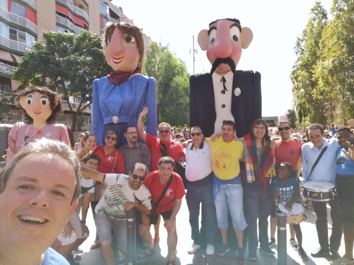 MupertBCN's tweet photo. En aquesta #FMBordeta hem tornat a treure i fer ballar els gegants de Sant Medir: l'Estevet, la Tuies i el petit Medir. #LaBordeta els trobava a faltar, així que hem fet colla i... #laBordetaSuma!
@CultuPopularBCN @GegantsBCN https://t.co/yRQWEN7S4p