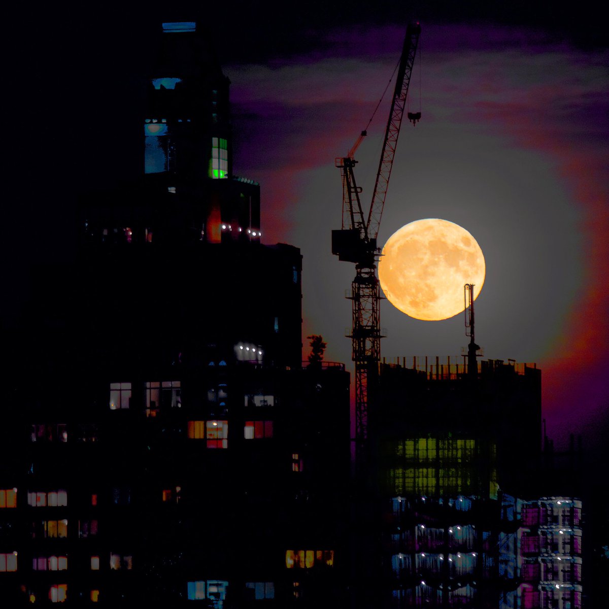 DavidGoodmanPix's tweet photo. Full Moon - 9/13/19, 7:43 PM π
.
.
.
#FullMoon #Handheld
#OverTheCity #Supermoon #Moon #AstronomicalPhotography #NewYorkStateOfMind #InstaCity #SkyPorn #Photographer #StreetPhotography #Love #MoonOverManhattan https://t.co/dMcXHsbDiP