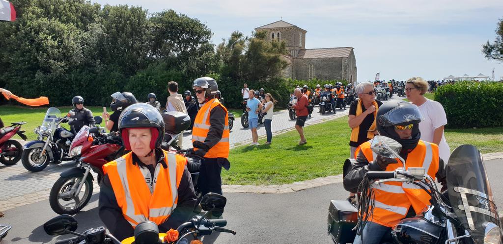 TVVendee's tweet photo. Environ 200 motards réunis à l'initiative du Zonta club des #SablesdOlonne pour soutenir #SOSFemmes #Vendée dans la lutte contre les violences faites aux femmes. #GrenelleViolencesConjugales https://t.co/HXV2aoH5AU