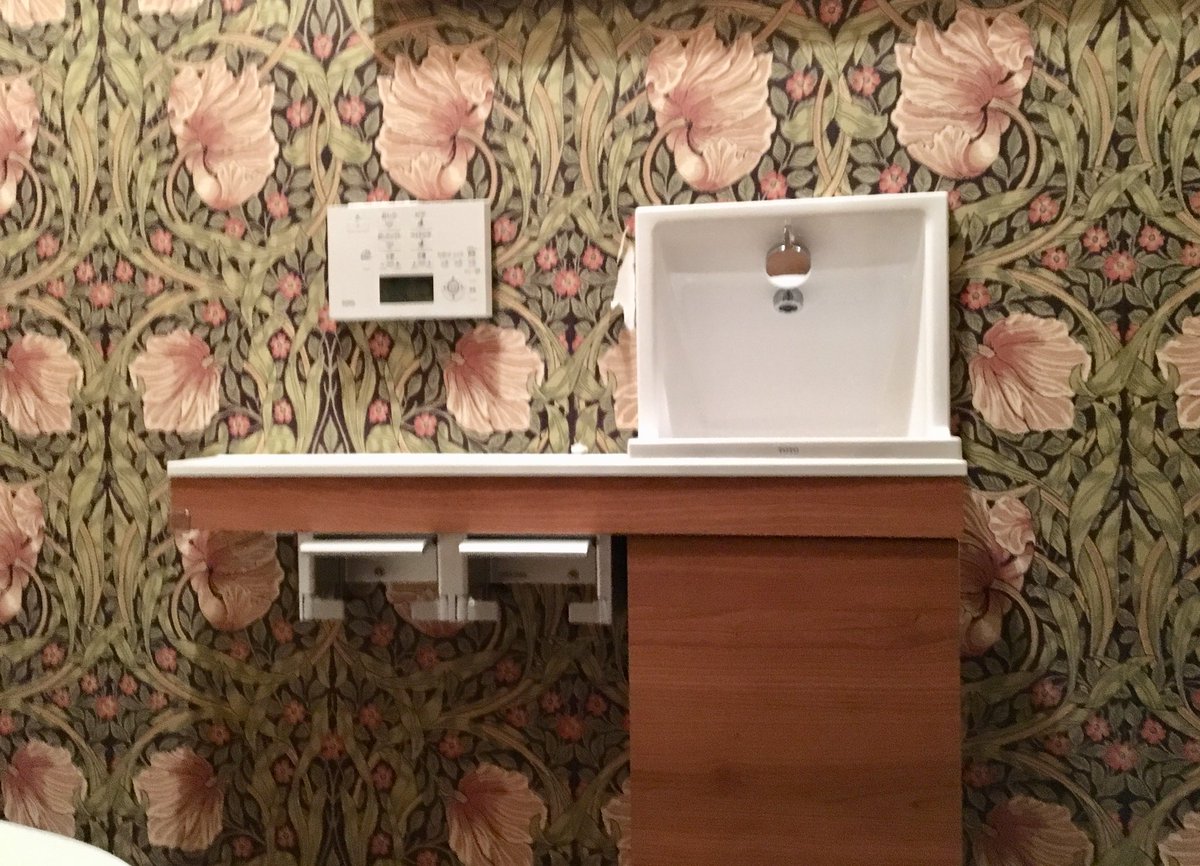 セロリギライ 二つのトイレを6日かけてリフォーム 壁紙は憧れのウィリアムモリスに カウンターなども壁紙に合わせてカラーオーダー 庶民には懐が痛かった が 最後に業者さんがマスキング剥がすときにやっちゃた 数日後に貼り直し 暑い中