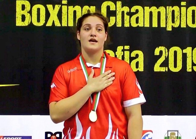 Bulgaristan'ın başkenti Sofya'da düzenlenen Gençler Avrupa Boks Şampiyonası son gün oynanan final müsabakalarıyla sona erdi. Türkiye şampiyonada 1 altın, 2 gümüş, 1 bronz olmak üzere toplamda 4 madalya kazandı.  #Avrupaşampiyonu #Boks #BüşraIşıldar siyahkusak.com.tr/gencler-avrupa…