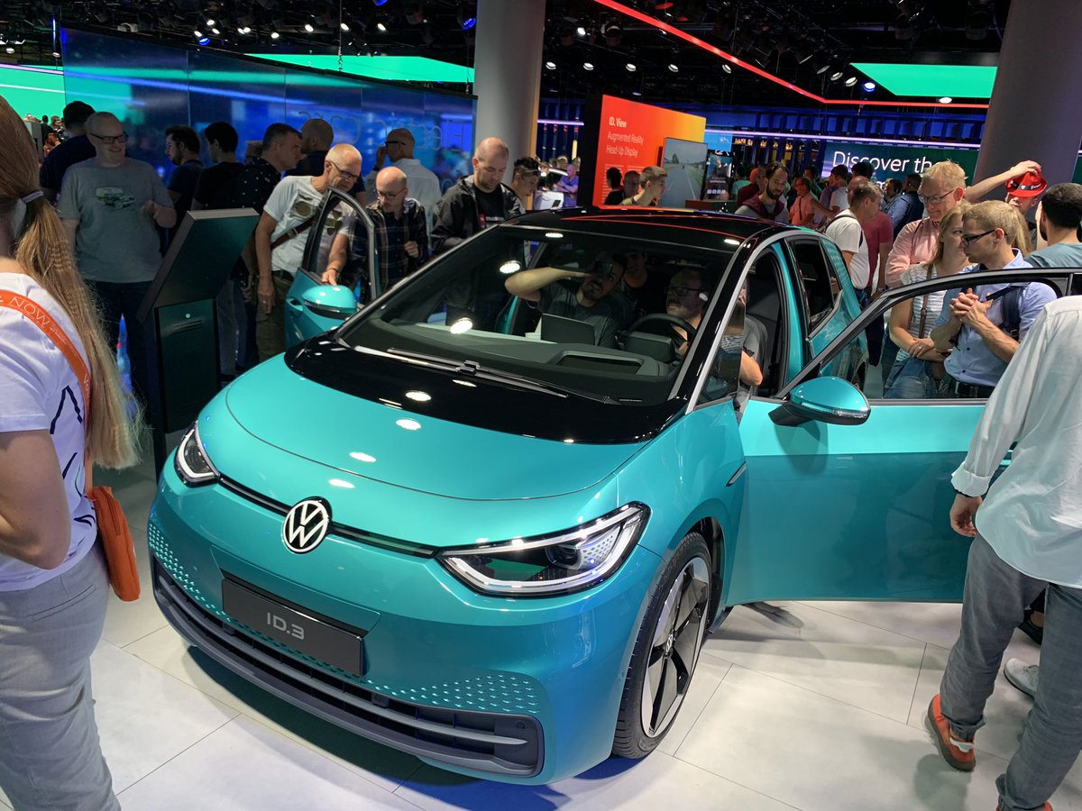 AxelTelzerow's tweet photo. Schwierige Farbe, aber der #ID3 kommt auch bei #LittleTechie gut an. Was vermutlich auch am Scooter im Kofferraum liegt 😉 #IAA19 https://t.co/Gwg0kLojZY