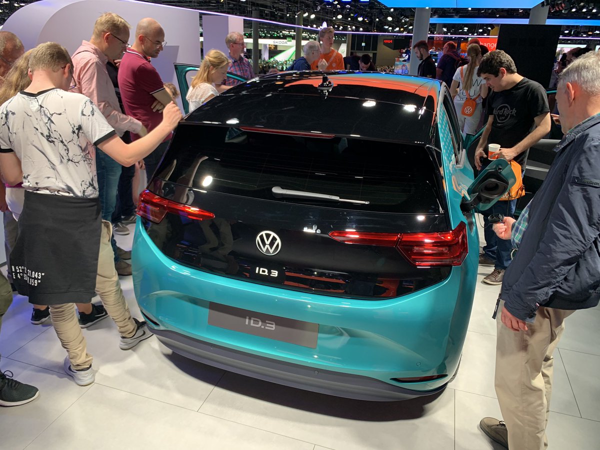 AxelTelzerow's tweet photo. Schwierige Farbe, aber der #ID3 kommt auch bei #LittleTechie gut an. Was vermutlich auch am Scooter im Kofferraum liegt 😉 #IAA19 https://t.co/Gwg0kLojZY