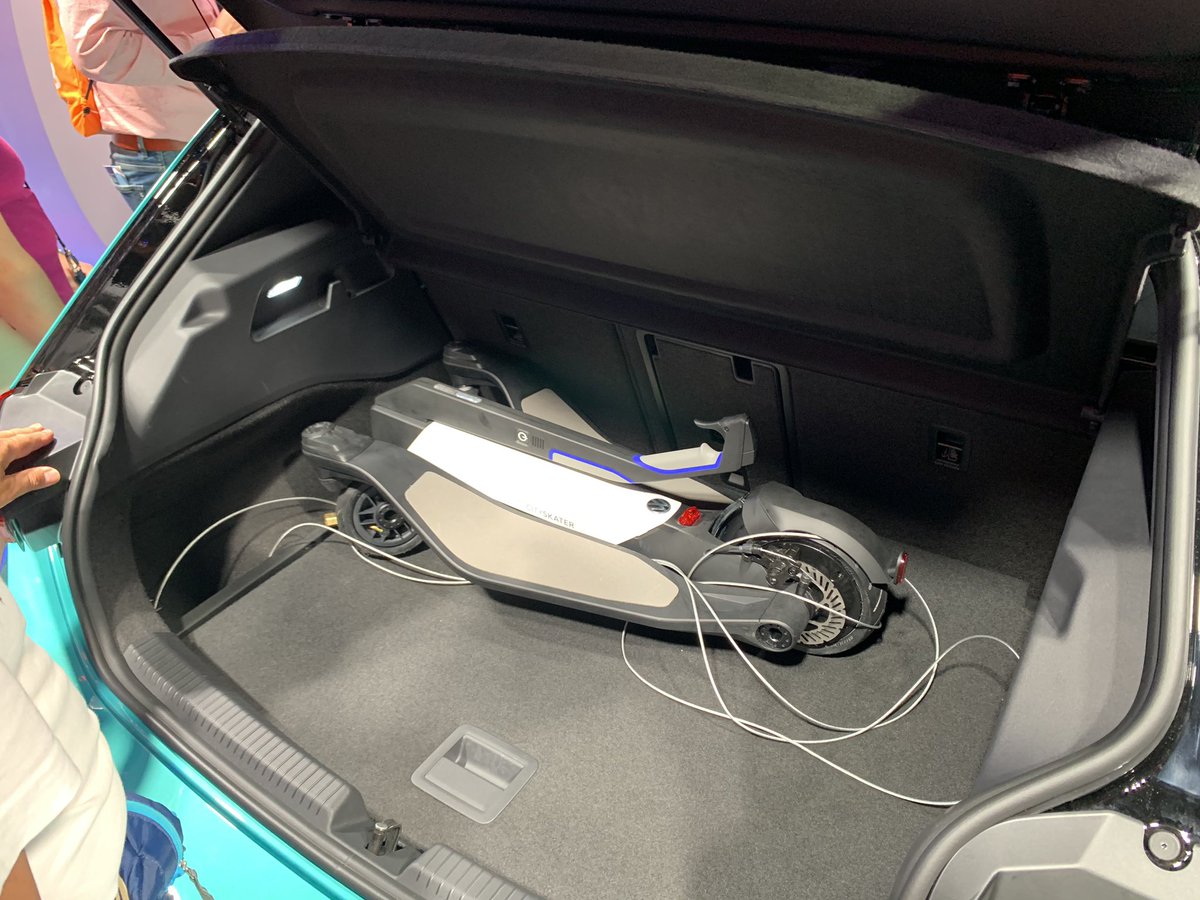 AxelTelzerow's tweet photo. Schwierige Farbe, aber der #ID3 kommt auch bei #LittleTechie gut an. Was vermutlich auch am Scooter im Kofferraum liegt 😉 #IAA19 https://t.co/Gwg0kLojZY