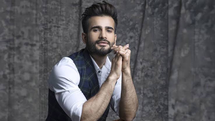 Karan Tacker & Asha NegiHe was her batchmate in school. They never interacted much, but when she moves to the USA, he's her neighbour. Alone in a new place, she leans on him for the comfort of a familiar face & they become friends. Over time, friendship blossoms into love.