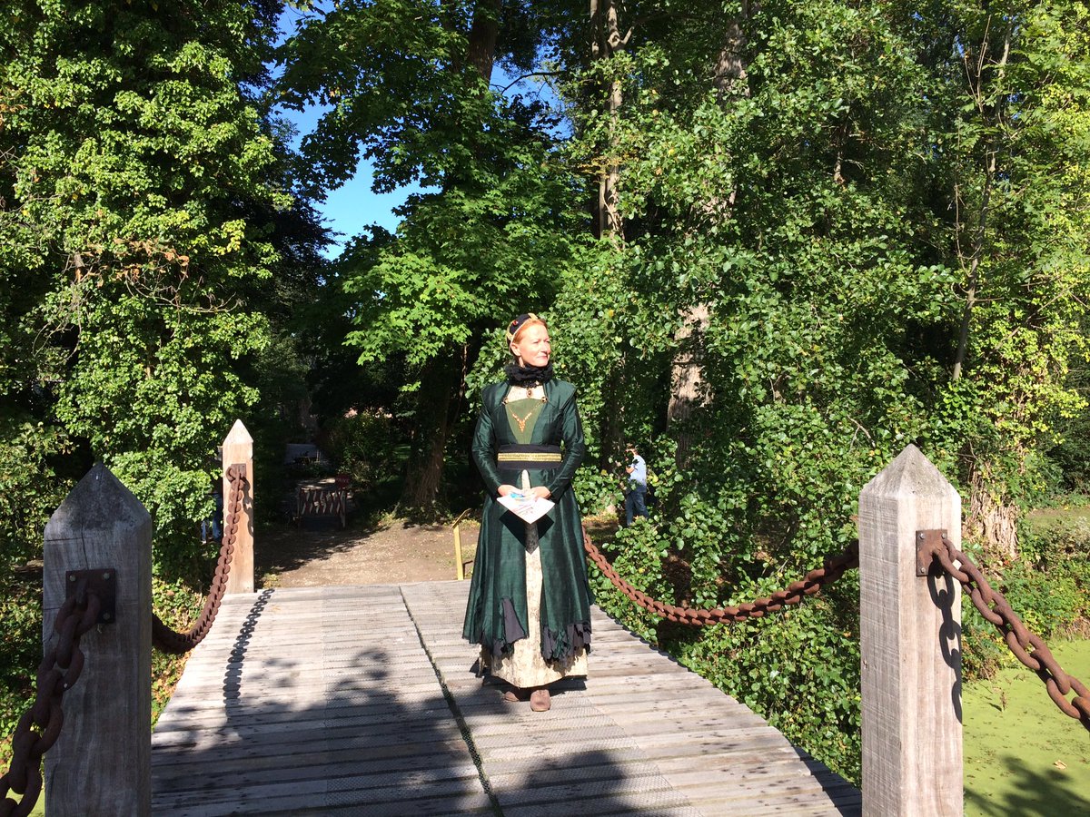 JRCvE's tweet photo. Gravin Anna van Buren voor het eerst sinds een paar honderd jaar terug in de (vandaag toegankelijke) tuin van het Huis te Jaarsveld, waar zij vroeger Kasteel Veldenstein bewoonde. https://t.co/1a8j6AjJCx