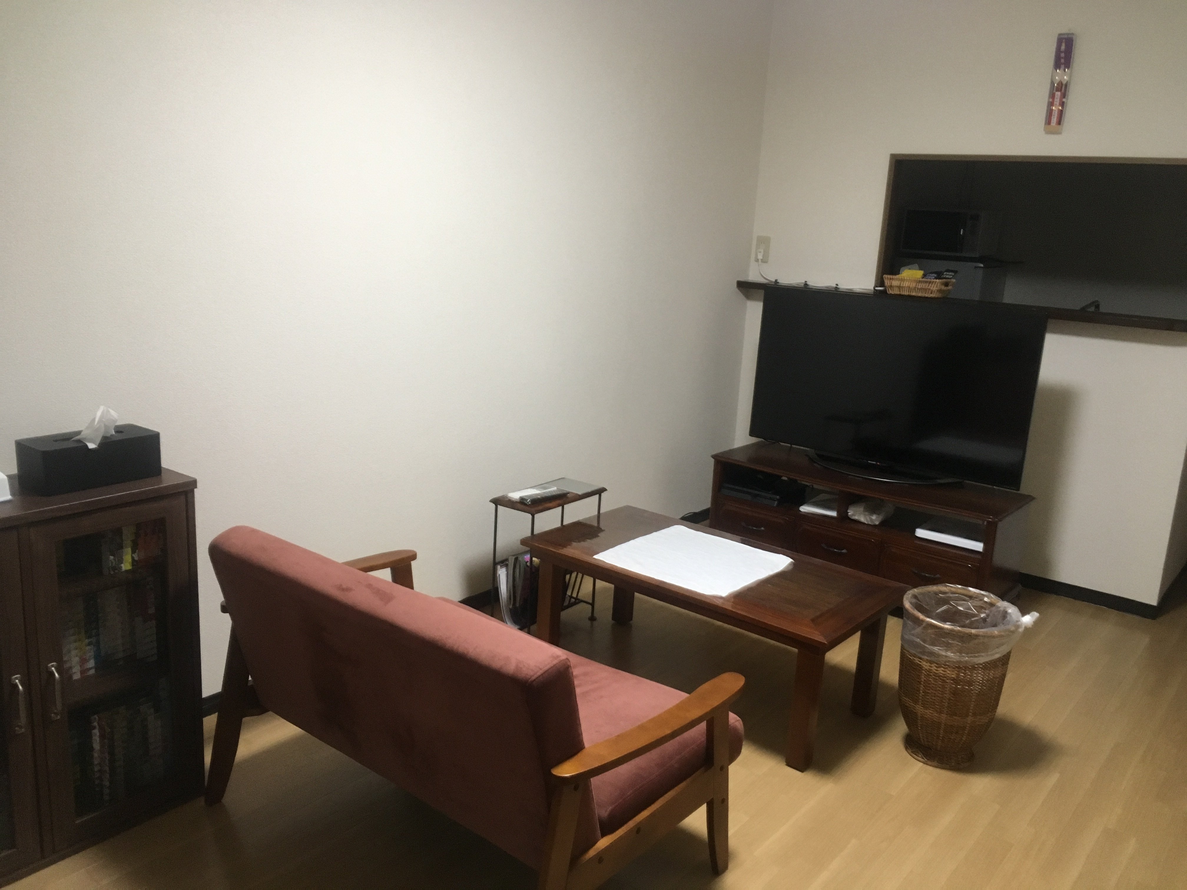男性仲人 小岩 ハルトマン結婚相談所 生活感の排除 をテーマにリビングを整理してみました だいぶスッキリしたけど やっぱり安普請の賃貸マンションじゃローランド様の部屋のように格好良くはなりませんね ローランド 生活感の排除 ミニマリスト