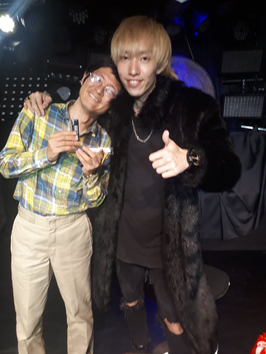 h_imai2010's tweet photo. 昨日のMUSIC BOXは20日に誕生日を迎える主催のSHOHEIをお祝い🎶🎁🎂🎉
終了後のショットは至福の時間💙
#musicbox #池袋redzone
#ライブ #イケメン
#船津将平生誕祭 #船津将平
#malcom #daisuke #redam #sada
#kir #gropbox #アタックオブザキラー
#aye #shohei #さわこ
#誕生日サプライズ https://t.co/lGq5HXnUqB