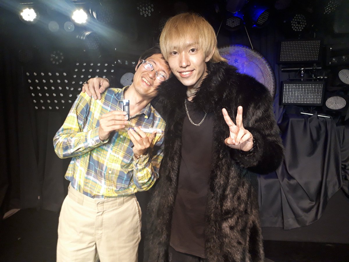 h_imai2010's tweet photo. 昨日のMUSIC BOXは20日に誕生日を迎える主催のSHOHEIをお祝い🎶🎁🎂🎉
終了後のショットは至福の時間💙
#musicbox #池袋redzone
#ライブ #イケメン
#船津将平生誕祭 #船津将平
#malcom #daisuke #redam #sada
#kir #gropbox #アタックオブザキラー
#aye #shohei #さわこ
#誕生日サプライズ https://t.co/lGq5HXnUqB