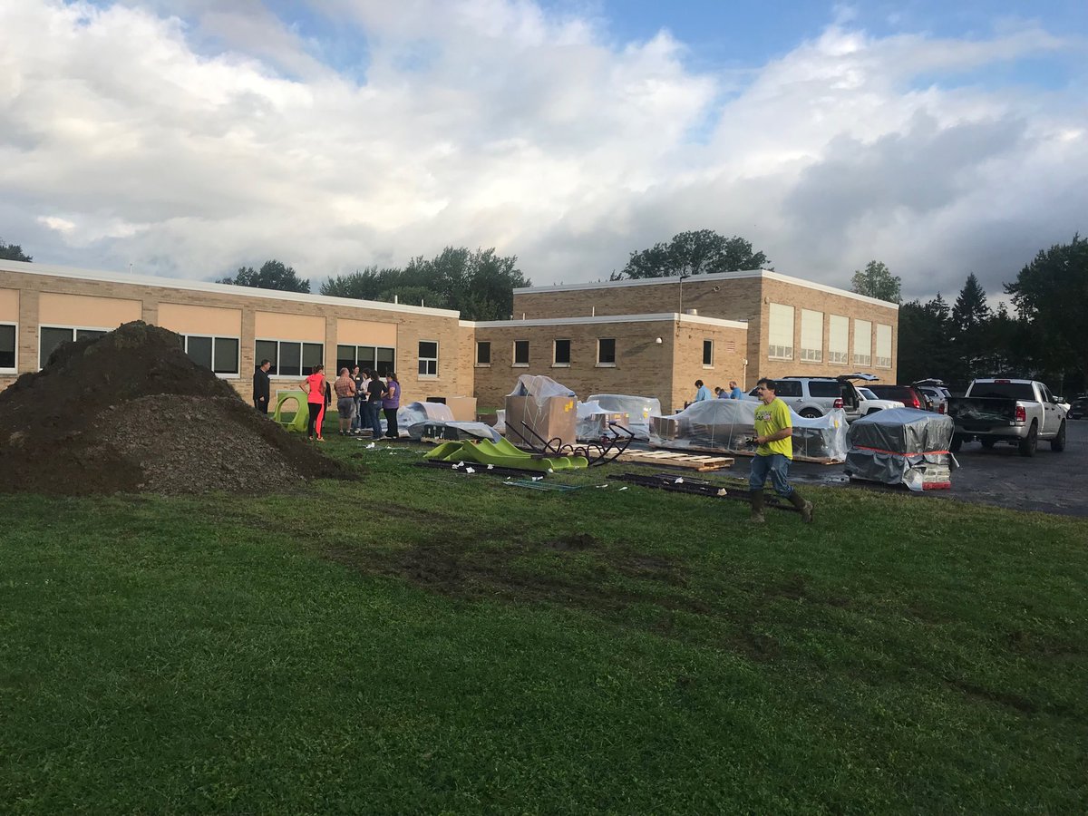 CAShcsd's tweet photo. Thank you to our Charlotte Ave Community for coming out today to build our new playground!! Go Bulldogs!! #CASlearns #HCSDlearns https://t.co/yLRL9ariAL