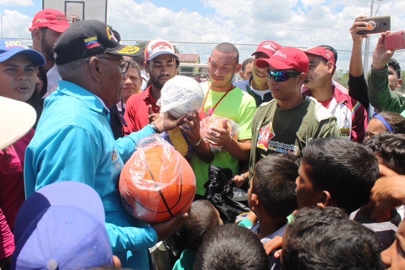 mippci_ven's tweet photo. #14Sep | 📢 ¡LA ETIQUETA DEL DÍA! ⏩ #ProtecciónSocialParaTodos

El Gobierno Bolivariano se mantiene desplegado en el territorio nacional, en atención y constante apoyo al pueblo venezolano para garantizarle la mayor suma de felicidad social. https://t.co/647PxtdLF1