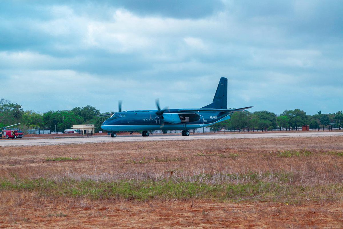 SriLankaTweet's tweet photo. The Palali Airport 🛫 would be named as the Jaffna Airport for regional flight operations after renovation next month - Prime Minister Ranil Wickremesinghe #LKA #SriLanka #Jaffna #DevelopmentLK @RW_UNP @Dailymirror_SL https://t.co/z41L9DcIPq https://t.co/Ks5kPobaEa