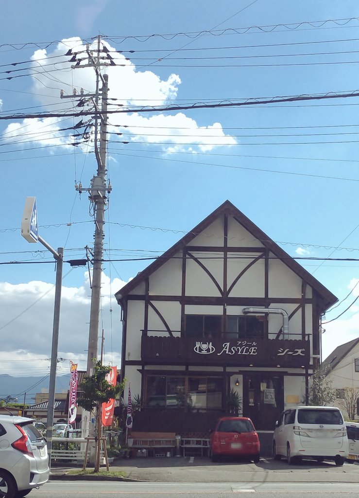 _8788___kiki_'s tweet photo. 今日はママ友とランチへ🍴
メニューの中には甲州ワインビーフやお店の方が育てた桃や葡萄を使ったデザートがあって私は葡萄のシャーベットをいただきました
地元の食材が使われているとすごく嬉しい 美味しいとさらに嬉しい 青空だとギガ嬉しい!
今日も楽しかった(꒪˙꒳˙꒪ )
#ASYLE #アジール https://t.co/LAJzSrwjOw