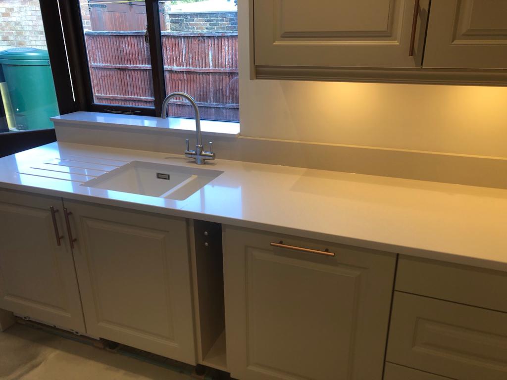 MedusaStoneLtd's tweet photo. Love, love, LOVE this #kitchen installation! π 30mm Blanco Norte #Quartz from @Silestone is stunning, and it compliments this kitchen perfectly! This was installed for a #HuttonKitchens customer in #HuttonMount, it's just so sleek, #modern and stylish. A #perfect stone to use! https://t.co/jnxAIcD0T8