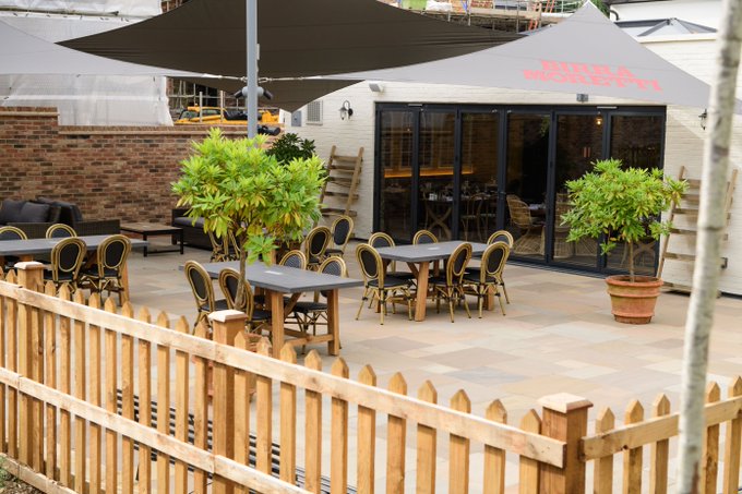 The weekend: a time to eat, drink and be very merry. 

And where better to do it.

#Herts #Hertingfordbury