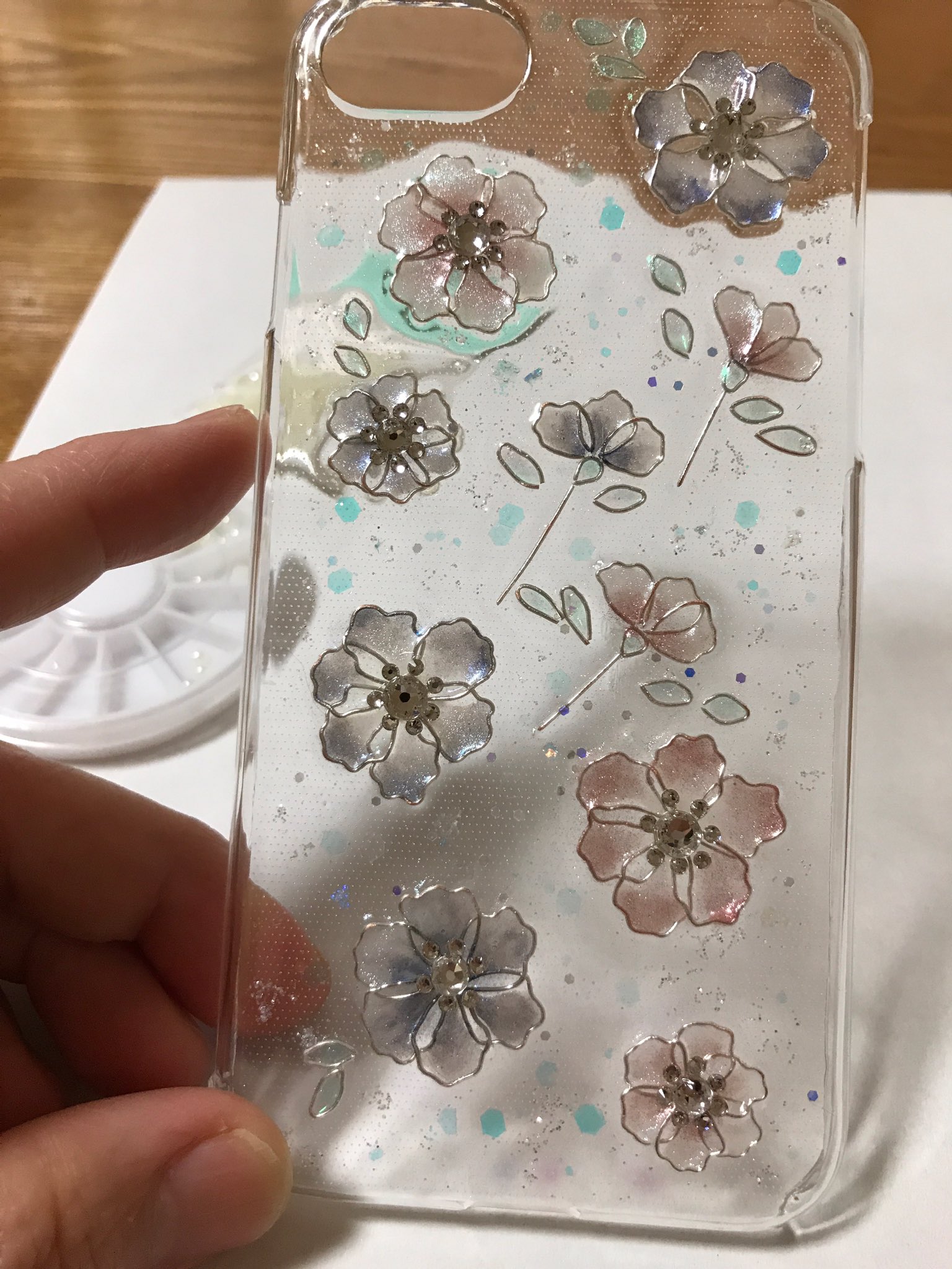 ゆきゆき リクエストの 秋冬用スマホケース 後はパールと ラインストーンを 配置すれば出来上がり 花の中の色は レジン道さんの Meister C Hrome使用 大人可愛くできた ような気がする 笑 レジンスマホケース レジン道さん ワイヤーレジンスマホ
