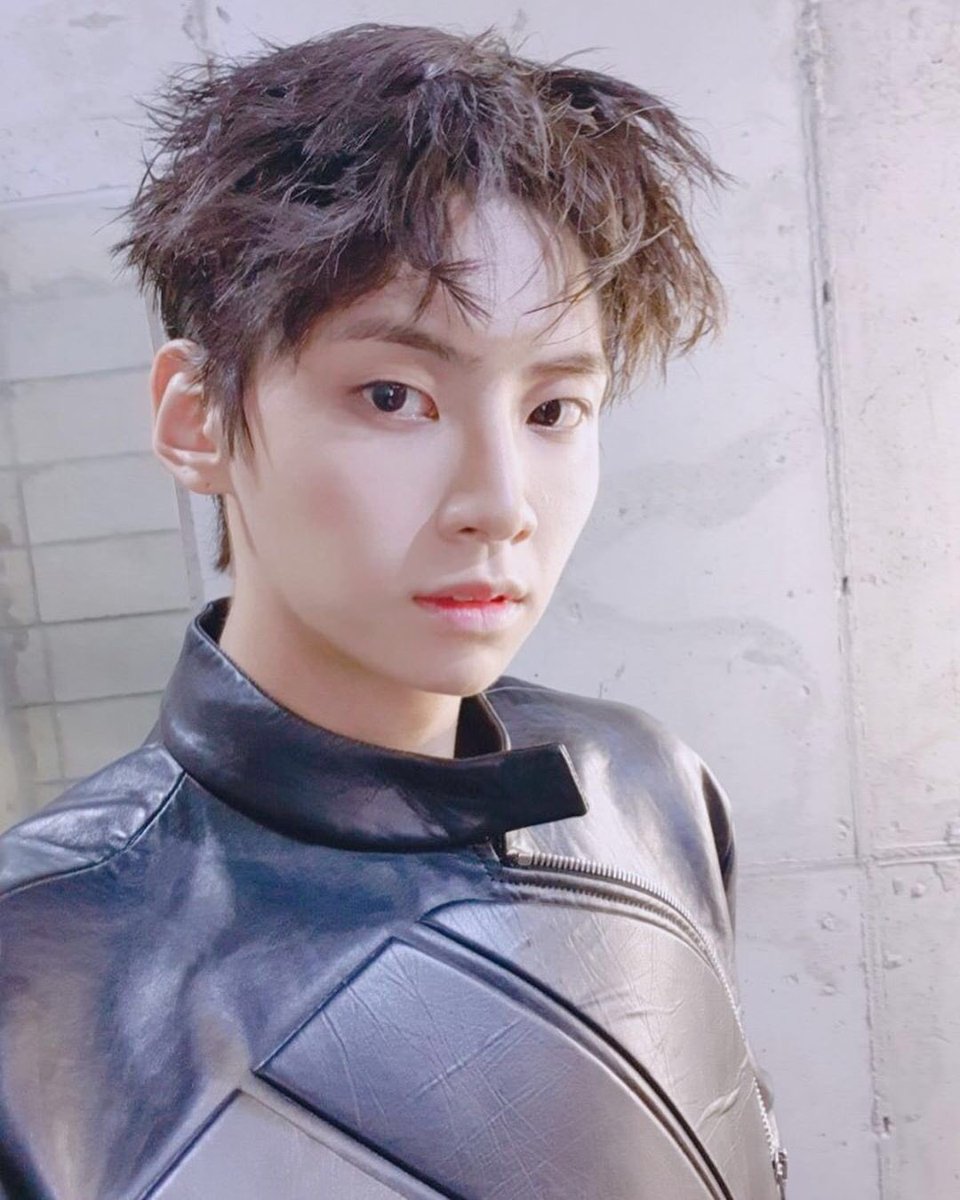 ljh0608c's tweet photo. #역경을_헤치고_아홉개의_별을향해
바깅이들 이진혁의 매력 포인트 또 하나 추가 매운 것 먹을 때 땀나는 목이다 https://t.co/jDbDWRn8lu