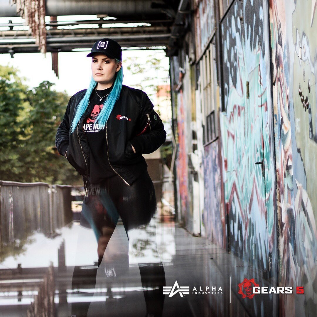 XboxDACH's tweet image. 🚨Gewinnspiel🚨

Wir verlosen 2 x  ein @AlphaIndustries #Gears5 Kit bestehend aus der Gears 5 Bomberjacke, 12 Monaten #XboxGamePass &amp;amp; Kait Diaz Limited Controller! 

So macht ihr mit:
1. @XboxDACH folgen ✅
2. Tweet liken + RT ❤️🔁

TNB 👉 bit.ly/XboxDACH-TNB