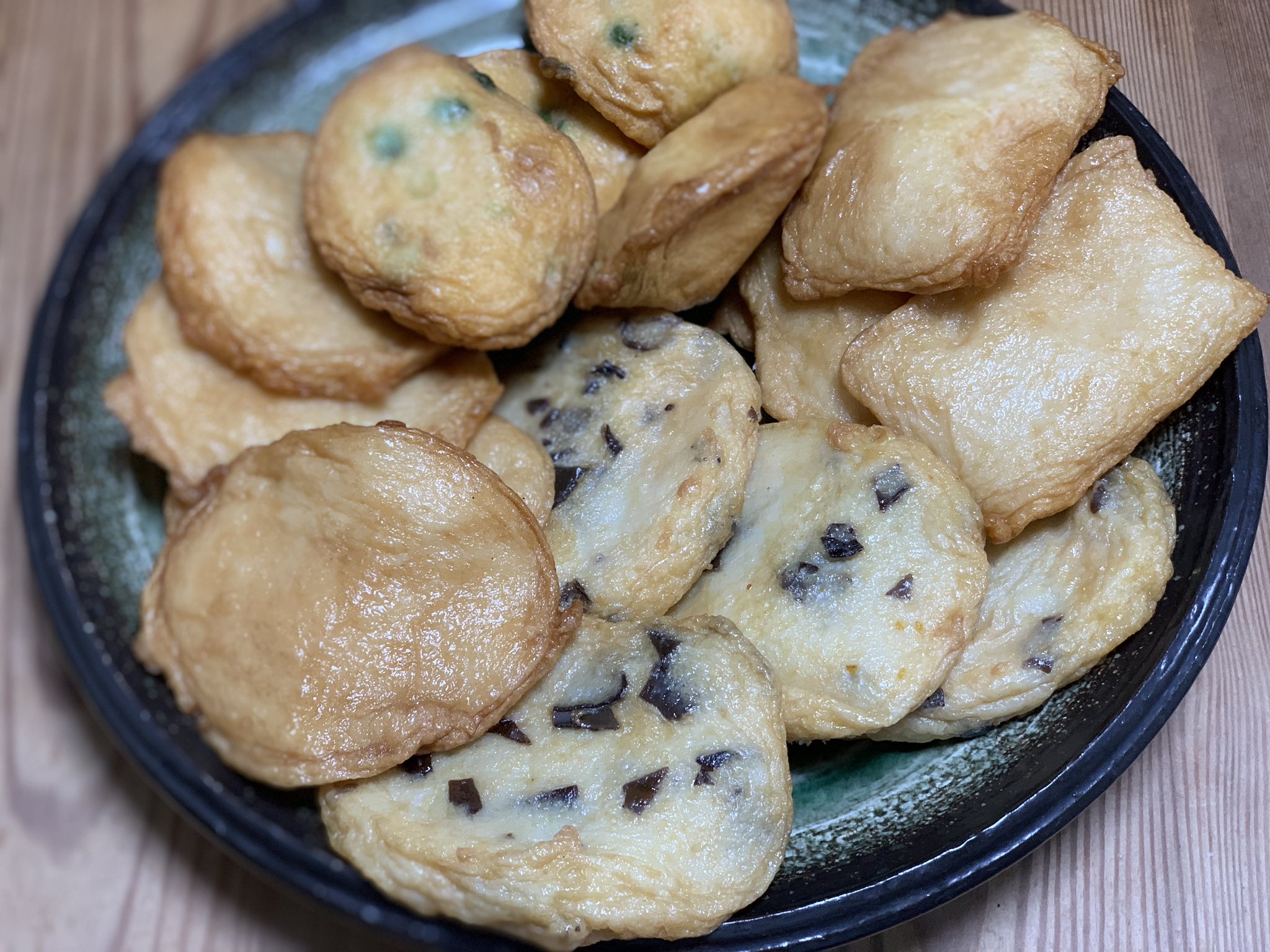 ありさん 先日阪神尼崎駅近くの枡千さんで天ぷら 一般的にはさつま揚げ を夕食用に買いました ふっくらした食感とシットリした味わいは絶品です 平天 キクラゲ 豆天 いか天の4種類購入しましたが 私はいか天の美味しさに打ちのめされました こんなの