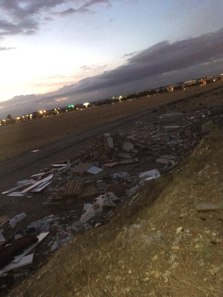 rglegazpe's tweet photo. @Lineamadrid  solo queria que fueseis conscientes de como vivimos en mi barrio #marconi pero como estamos en la periferia a nadie le importa... no? https://t.co/qNERYdcozF