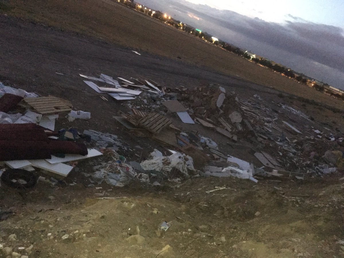 rglegazpe's tweet photo. @Lineamadrid  solo queria que fueseis conscientes de como vivimos en mi barrio #marconi pero como estamos en la periferia a nadie le importa... no? https://t.co/qNERYdcozF