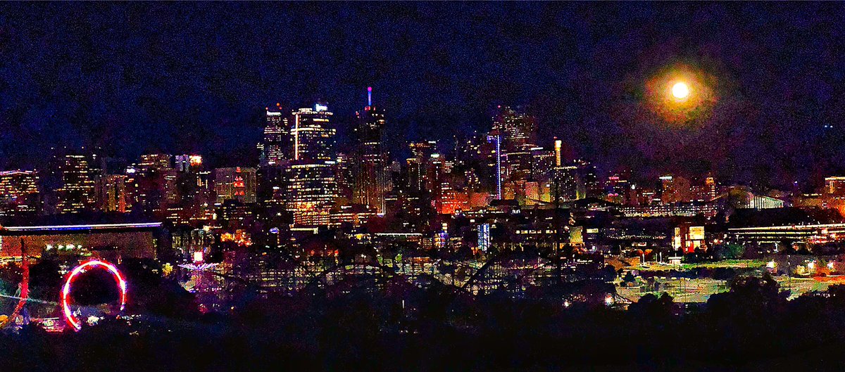 LLC712's tweet image. Friday the 13th Harvest Moon rising over Denver. #FridayThe13th #harvest19