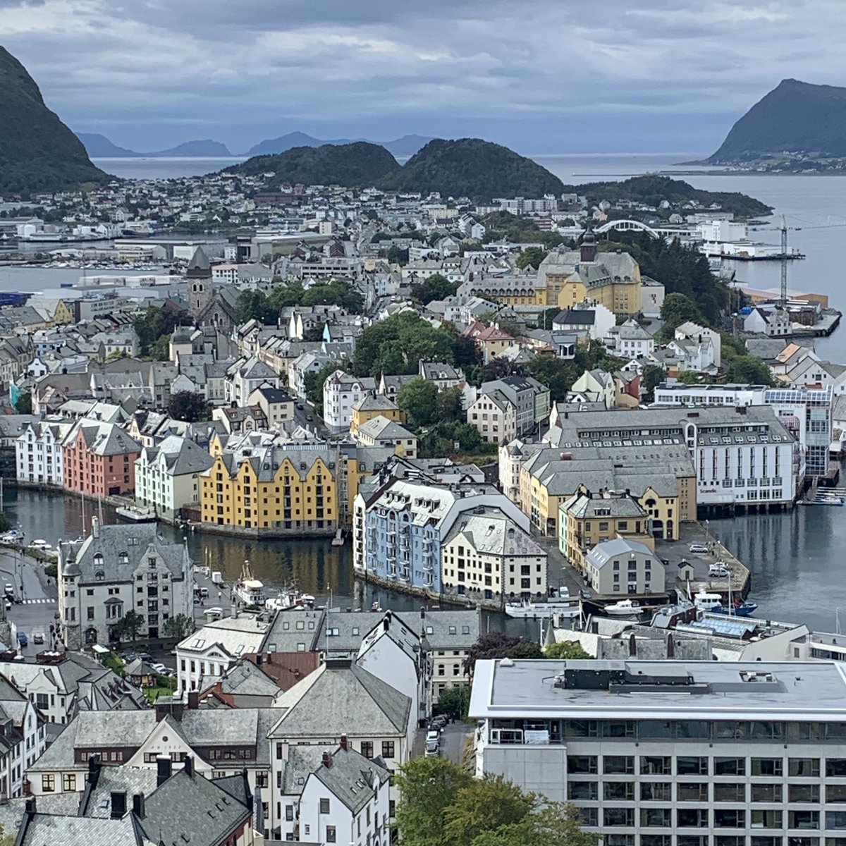 thomrosenhagen's tweet photo. Vor drei Wochen um diese Zeit.....#Sehnsucht #Norwegen #Alesund #Aksla https://t.co/ZL42tkiIUg