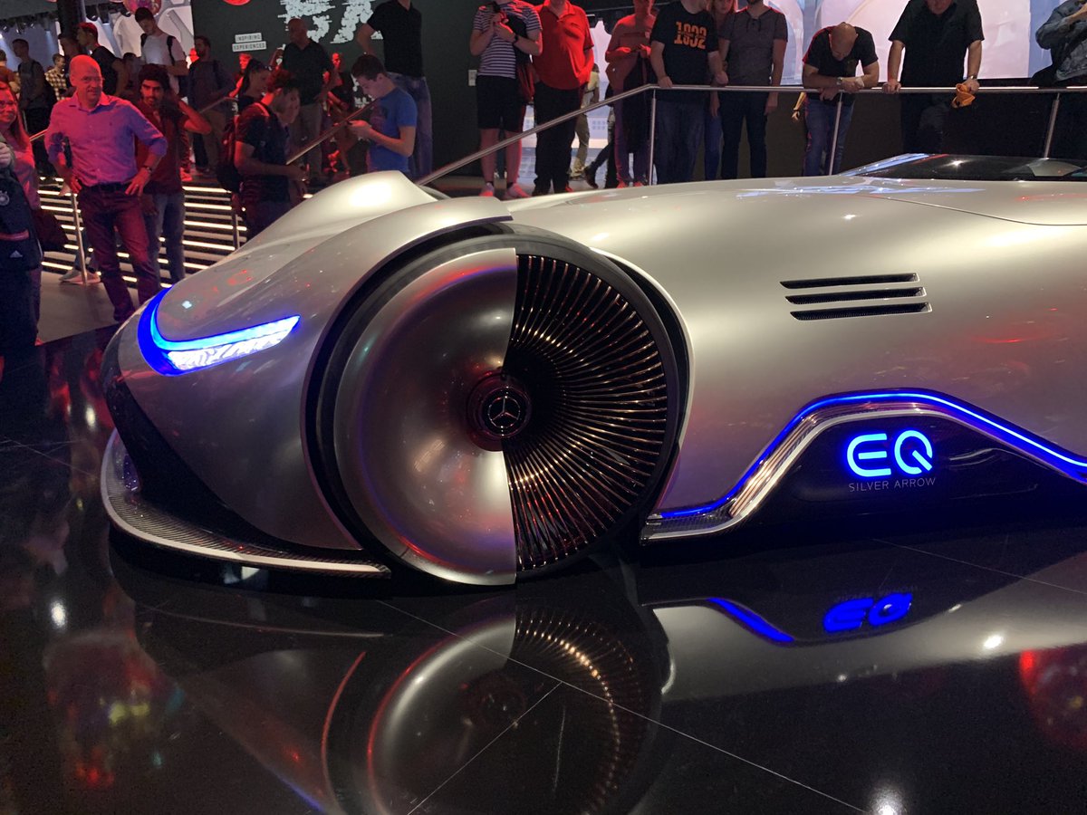 AxelTelzerow's tweet photo. Während #LittleTechie seine Kaufentscheidung durch Mario Kart via #MBUX getroffen hat, habe ich mich schockverliebt:

In den elektrischen #Silberpfeil. #MBIAA19 #IAA19 https://t.co/uE9DRVbBz2