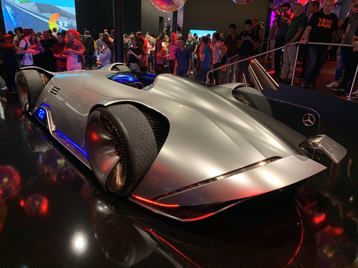 AxelTelzerow's tweet photo. Während #LittleTechie seine Kaufentscheidung durch Mario Kart via #MBUX getroffen hat, habe ich mich schockverliebt:

In den elektrischen #Silberpfeil. #MBIAA19 #IAA19 https://t.co/uE9DRVbBz2