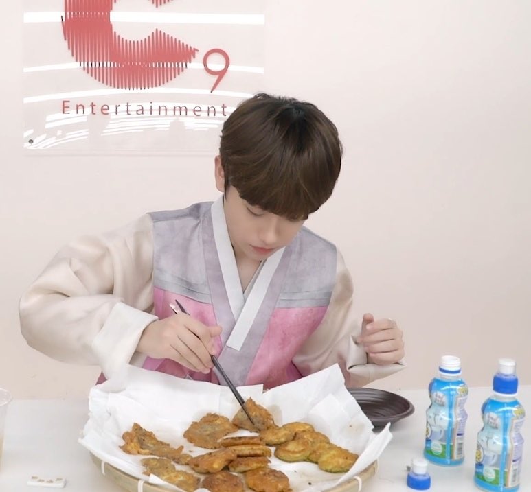 ygw__10's tweet photo. #역경을_헤치고_아홉개의_별을향해
데뷔 이미 한 거 아녔나 https://t.co/rnKwpVn4al