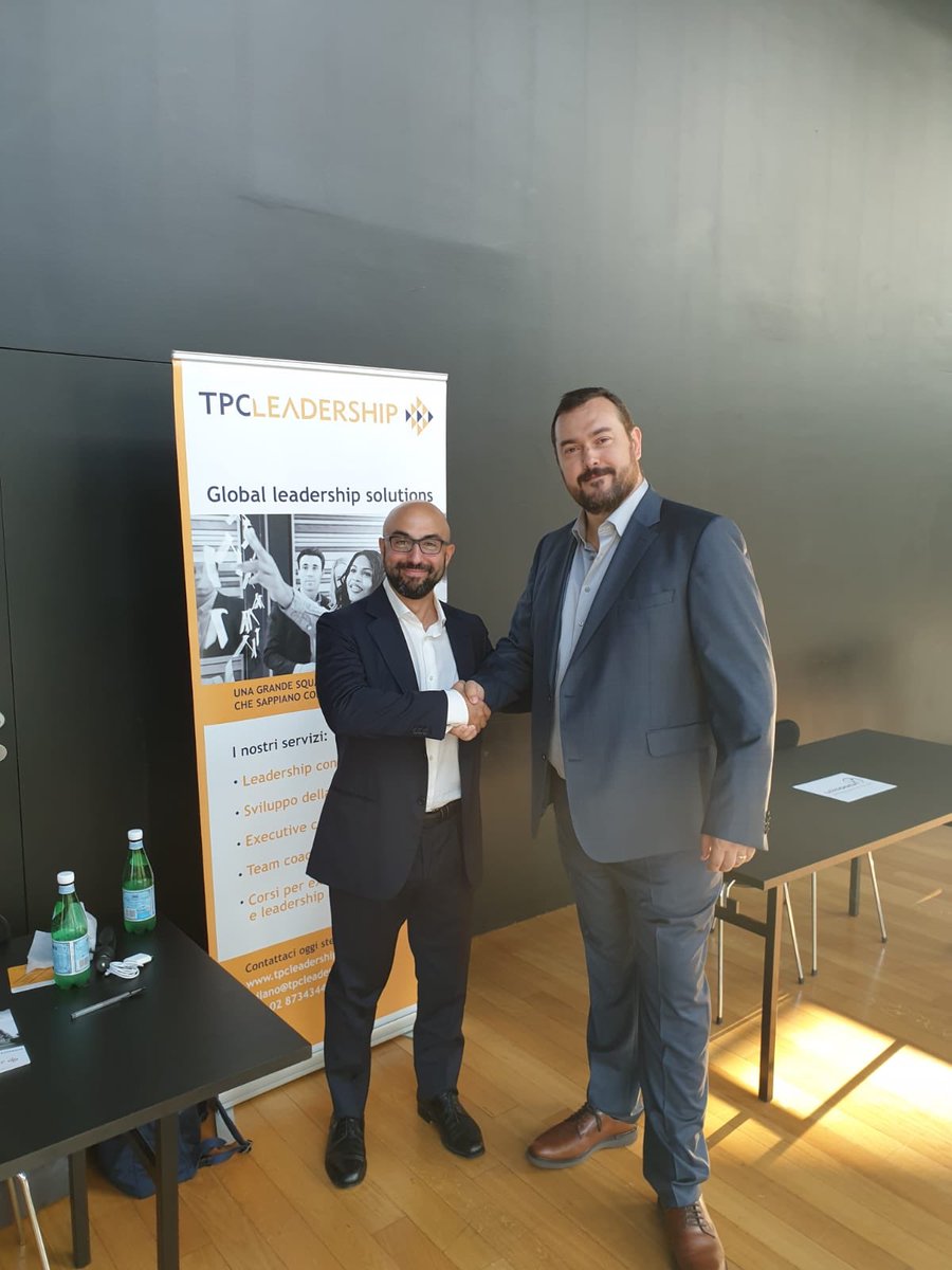 TPCLeadershipIT's tweet photo. Subito prima del mio intervento al #CoachingDay di ⁦@ICFItalia⁩ con @Christian Scholtes. Che sproporzione! La prossima foto insieme la facciamo da seduti? 😅 https://t.co/gxn7K0AjSo