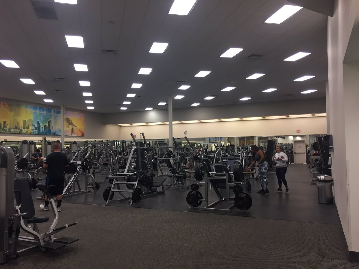 BadgleyBruce's tweet photo. Hey gym Saturday CHEST @MikeOHearn Power Bodybuilding new @thebandGHOST on the playlist today. Here we go! #gymlife #fit60 @Fit_not_Skinny @JDBuffone @BearsFit https://t.co/VgFPebpX5M