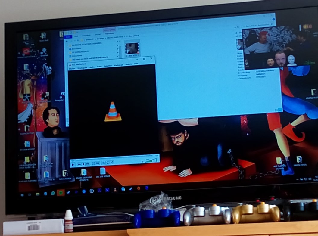7_Reikii's tweet photo. (Bin grad bei nem Kumpel auf ner Geburtstagsfeier 🎁..... Nebenbei läuft der #rbtv stream.)
Was seh ich denn da im Hintergrund auf Simons Desktop aufblitzen? 😏
@Bimon 🎉🎉 ♥️ #myart #fanart #Simontag #krätschmertime #Simonsamstag @TheRocketBeans https://t.co/AZnQeLGmvc
