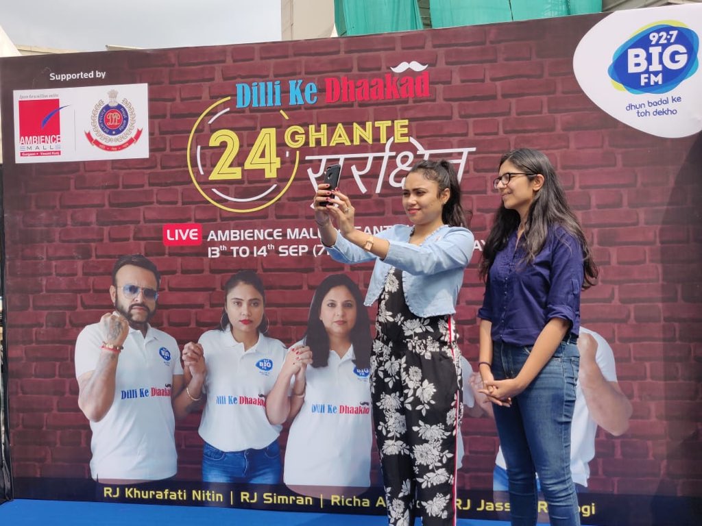 SwatiJaiHind's tweet photo. 92.7 Big FM के महिला सुरक्षा अभियान "दिल्ली के धाकड़" का हम समर्थन करते हैं! सबको क्राइम के ख़िलाफ़ धाकड बनना चाहिए! 
कुछ भी गलत देखने पर आवाज़ उठानी ही ���ाहिए। 

आज मैं और @VandanaSsingh इस अभियान ��े जुड़े! आप भी जुड़ें! https://t.co/HEWW40ZsWg