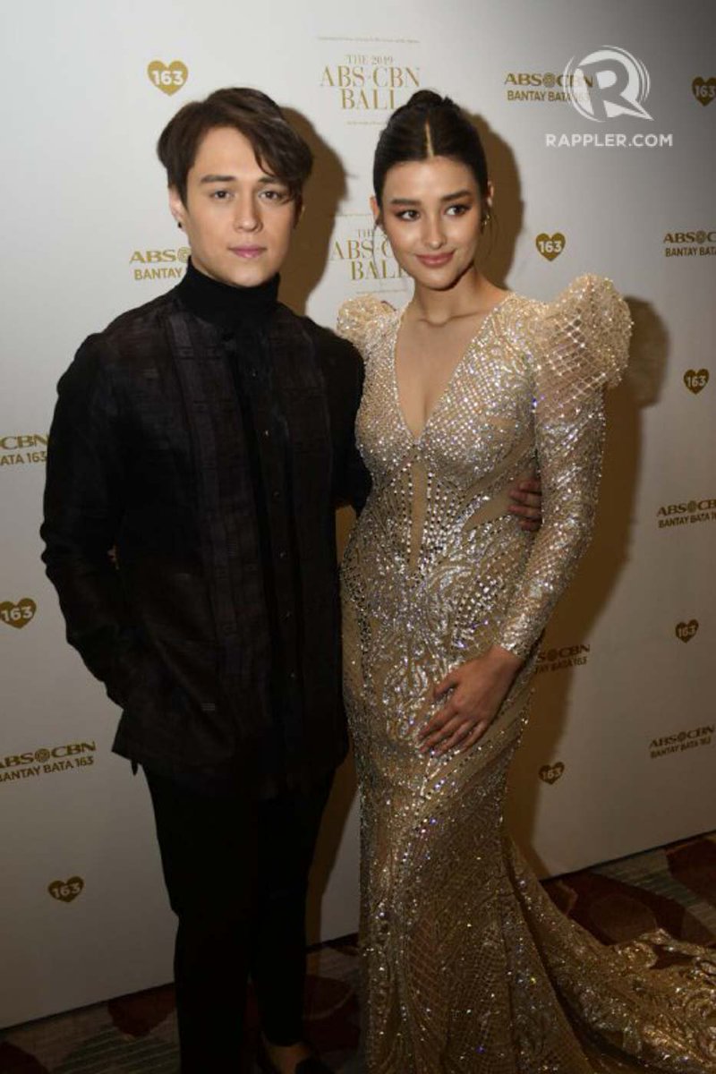 rapplerdotcom's tweet photo. Talagang may favorites si Lord. Hay 😅

Here's a look at celebrity couple Liza Soberano and Enrique Gil at the #ABSCBNBall2019! #LizQuen 📷 Rob Reyes https://t.co/1cWDlEvPlt