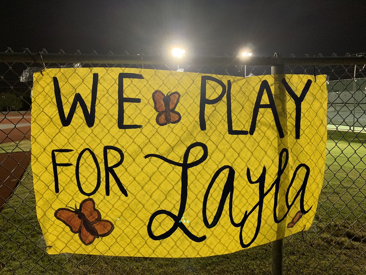 TheFederalista's tweet photo. A special night. One of my favorite parts was seeing this player’s gloves after the game. #POPCS Gold Out for Layla. https://t.co/QKpXnPOWVd