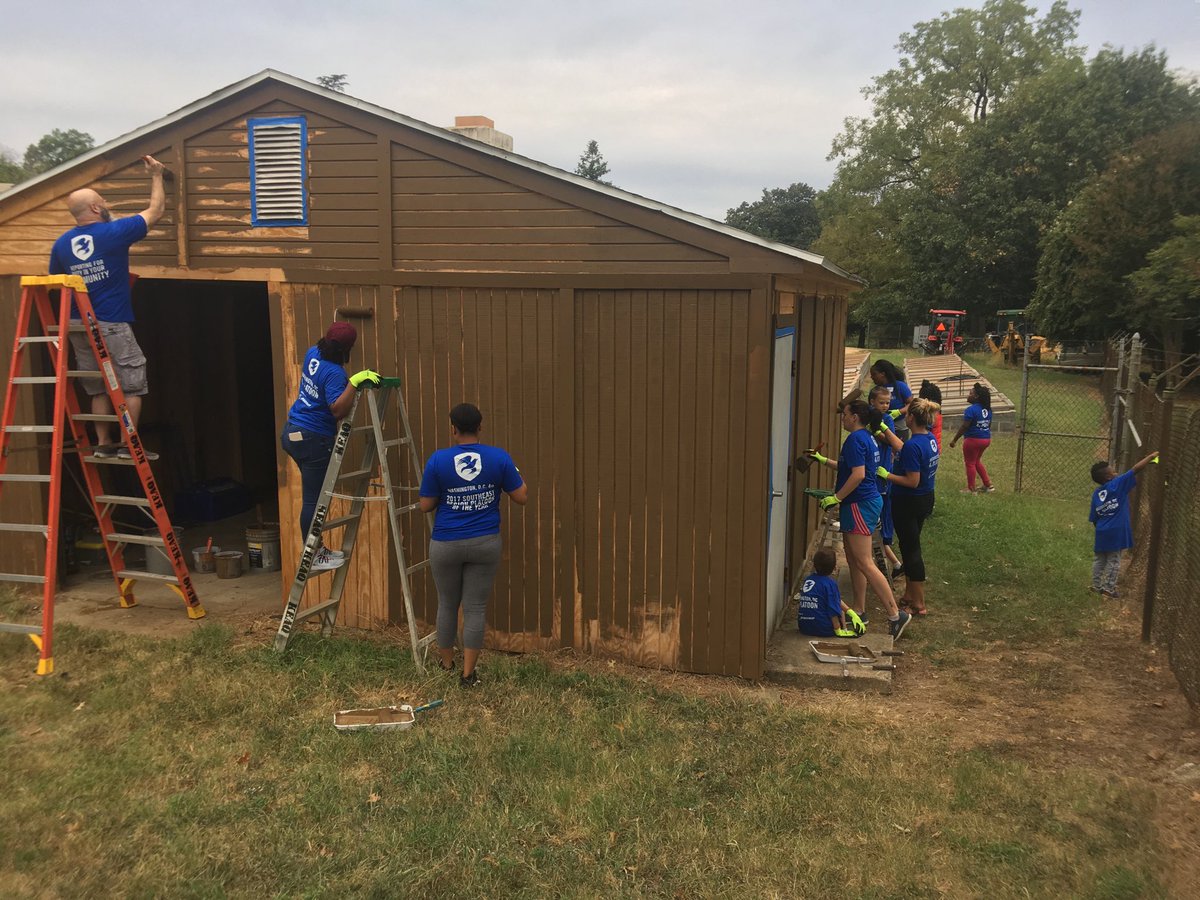 Great day for painting at Kenilworth Aquatic Gardens with ⁦@missioncontinue⁩, ⁦@NatlParkService⁩ and ⁦@Boeing⁩. #unitedinservice