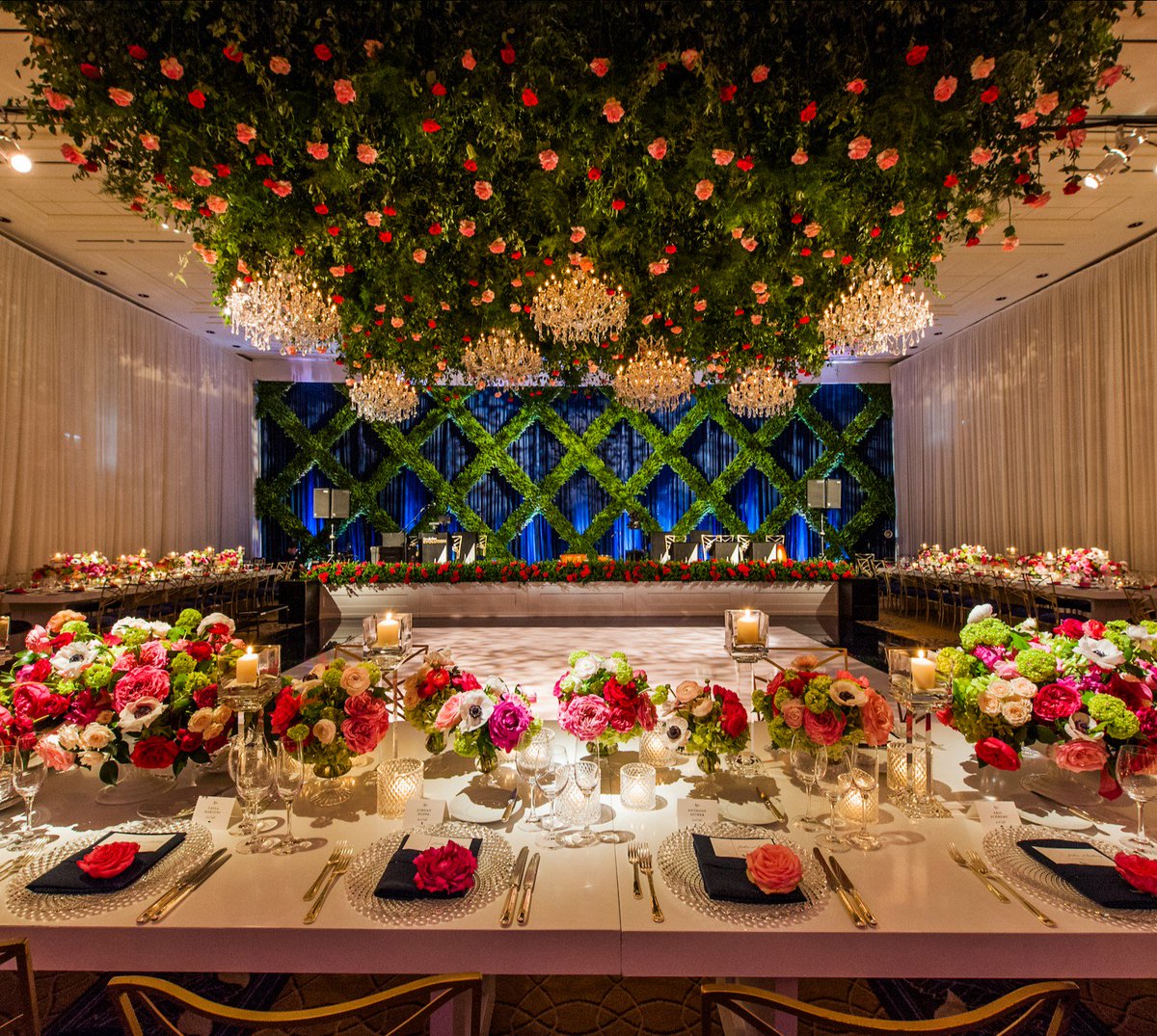 HMR_Designs's tweet photo. Blushing blooms abound! A custom #garden canopy flush with radiants red #roses envelop this sweet celebration contrasted with rich sapphire accents and striking tabletop pairings 💐| @chichicweddings #FrostChicago @penchicago 📸 @CindyFandl #wedding #chicagowedding https://t.co/5pM6G0VYbk