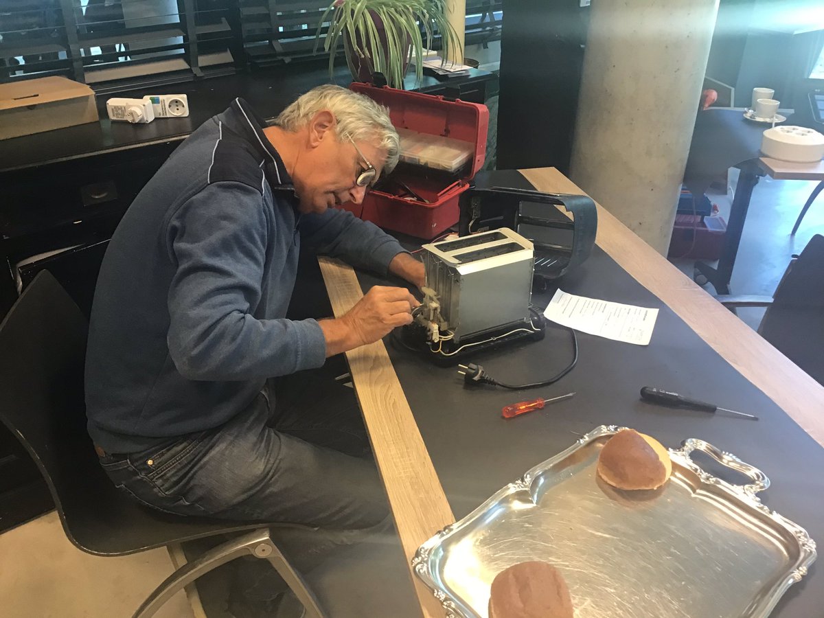 Vlimmenzeist's tweet photo. Een zeer geslaagd @repaircafeZeist in onze nieuwe locatie @Binnenbos 
Veel nieuwe gezichten, veel reparaties en lekkere koffie https://t.co/JoMI28agYw