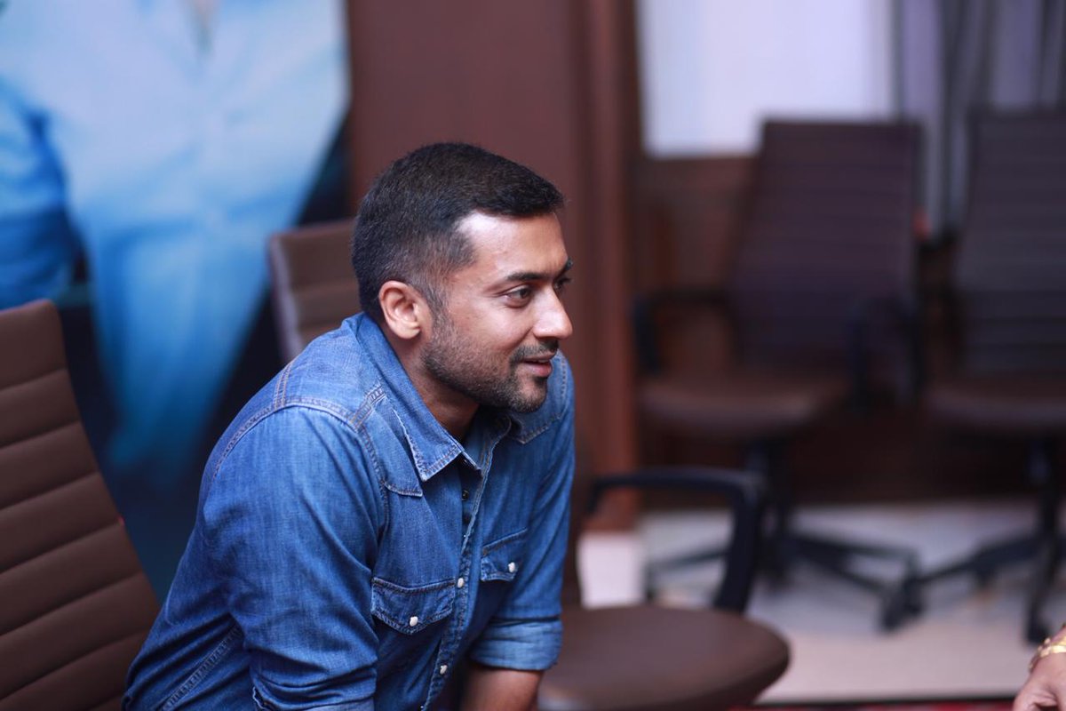Sharun_twetz's tweet photo. • என் தலைவர் வந்துட்டாரு..!! 🔥 #KaappaanPressMeet ❣️ Trailer 2 Onwards..!! 🥰🙏 #6DaysToGoForKaappaan https://t.co/MycgqT4lCY