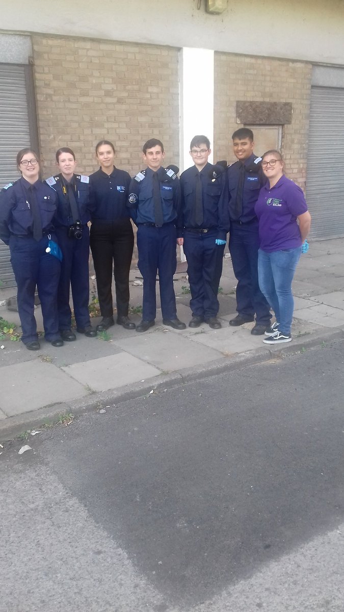 South Acton SNT conducting weapons sweeps around the area with the police cadets today. #ealing #policecadets #Southacton
