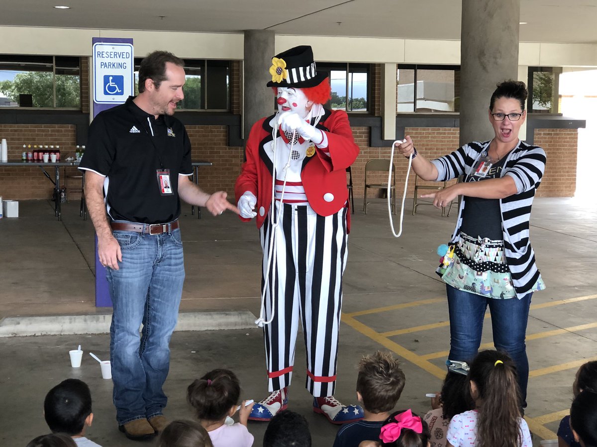 BonhamBulldogs's tweet photo. True magic is when the PrimeTimer’s at PDBC serve all the Bonham Bulldogs snow cones. #basicallythebest #celebrateAISD #BonhamlovesthePrimeTimers https://t.co/zCpy8ZzmTx
