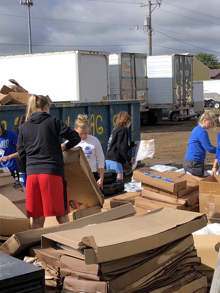 Klock_Werks's tweet photo. @DWUWBB and @dwuwrestling thank you for your support of our community through your volunteer efforts on Friday. Servant leaders in the making! Also thanks to @jimmyjohns of Mitchell for the great lunch! #bleedblue #mitchellsd #getklocked @dwusports leaders we love you! https://t.co/YZaAgsJP48