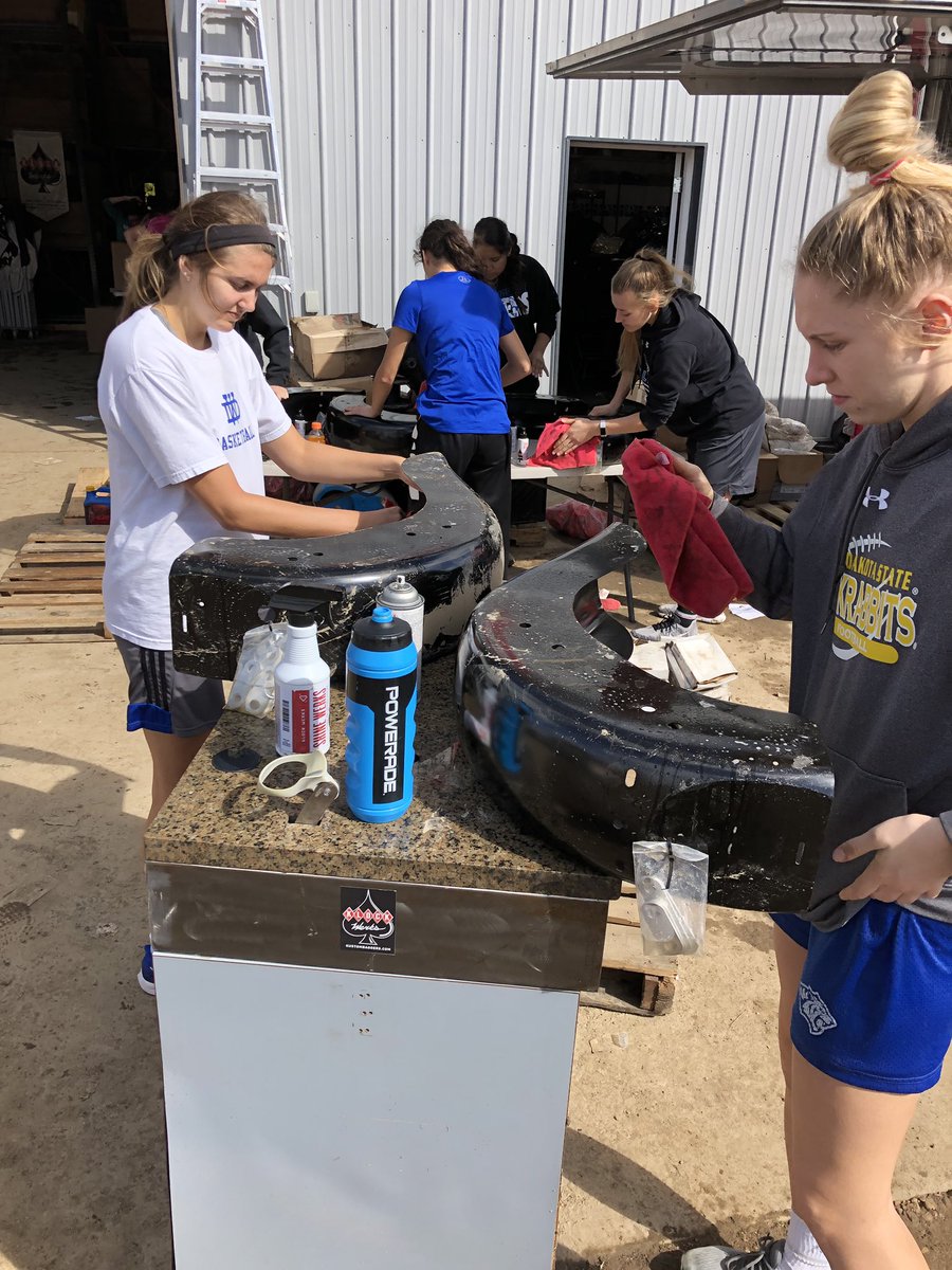 Klock_Werks's tweet photo. @DWUWBB and @dwuwrestling thank you for your support of our community through your volunteer efforts on Friday. Servant leaders in the making! Also thanks to @jimmyjohns of Mitchell for the great lunch! #bleedblue #mitchellsd #getklocked @dwusports leaders we love you! https://t.co/YZaAgsJP48