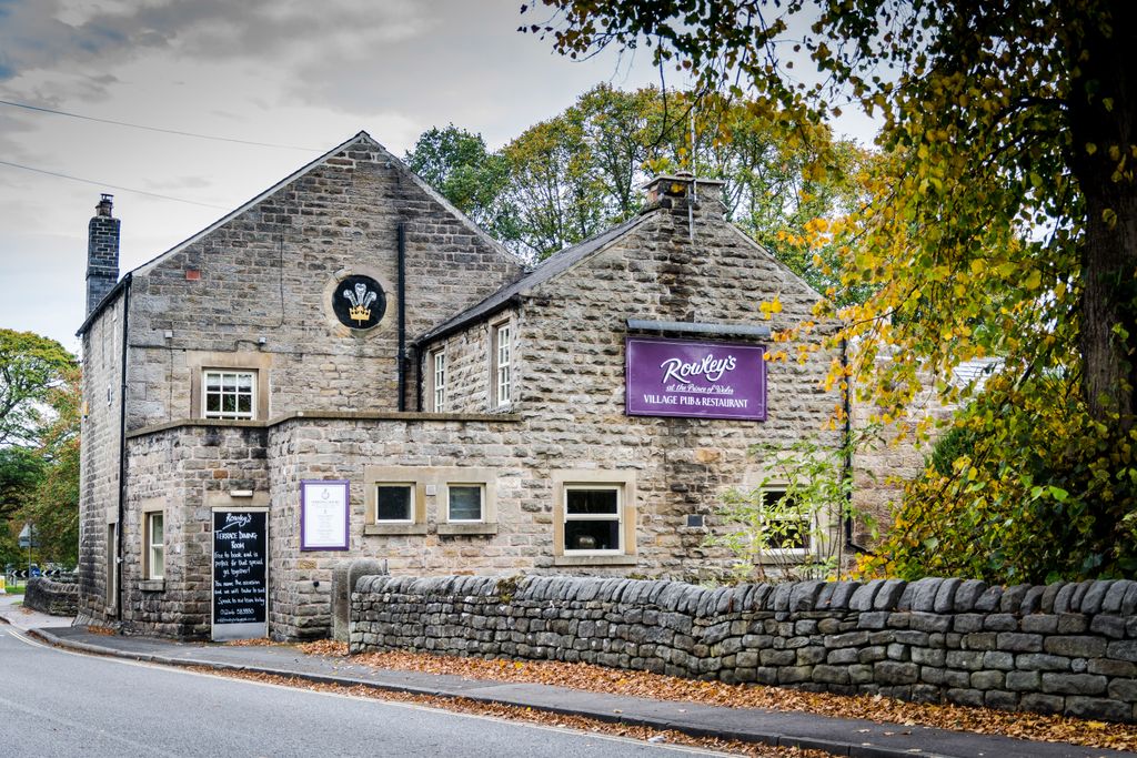TPOWBaslow's tweet photo. There's certainly a hint of autumn in the air! ππGrab your boots and the pooch for a ramble in the Peaks. π₯Ύπ Followed by a well-deserved Sunday lunch at Rowley's π½π» #AutumnIsComming #SundayLunch #RowleysBaslow #PeakDistrictHospitality #PackYourAppetite https://t.co/rNbYVGMxNE