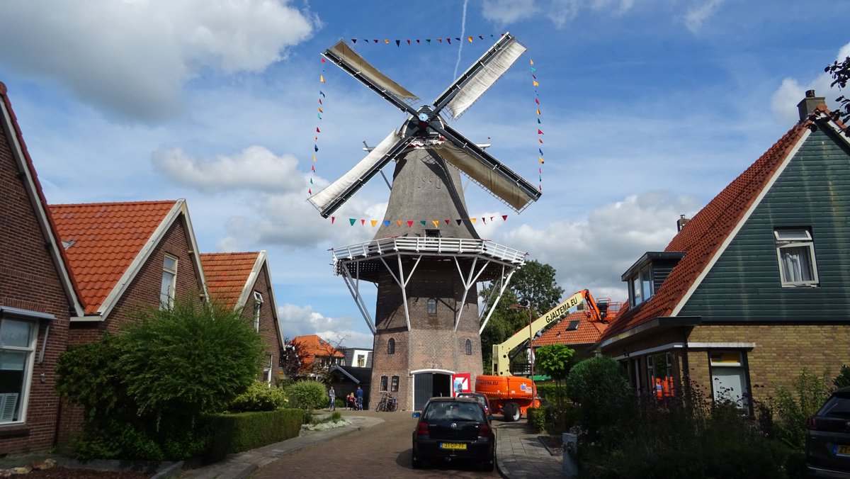BjT_weer's tweet photo. @Alpenweerman @ricoschroder @MaartenMinkman @Noorderweer @pietsweer @janvissersweer @WilliamHuizinga @marcopverhoef @GerritHiemstra @mrmiddendorp @weermanreinier @WNLVandaag Heerlijk #nazomerweer op deze #Monumentendag. Gemeentehuis #crackstate Korenmolen #welgelegen #Heerenveen https://t.co/eXEJv1Yc5q